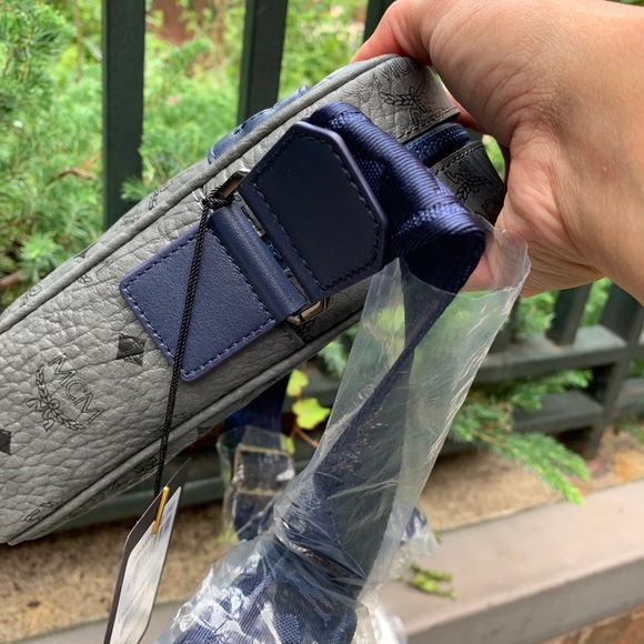 SOLD⛔️(UNISEX) Auth. MCM viseto Logo diamond zip Crosb - Picture 10 of 15